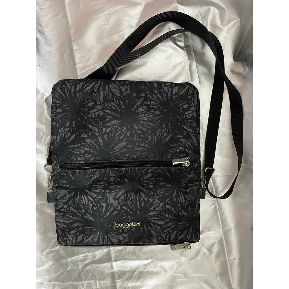 Baggallini Crossbody Gray Black Floral Pattern Roomy Fold Over Multi Bag‎ Purse